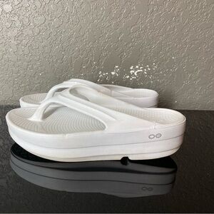 OOFOS Women's Size 9 White Flip Flop Thong Recovery Comfort Sandals